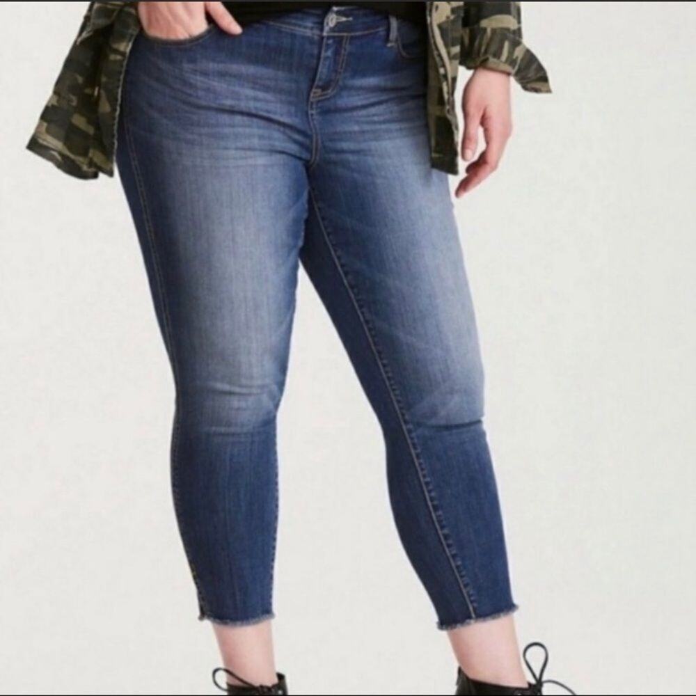 TORRID CROPPED‎ BOYFRIEND JEANS - MEDIUM WASH WITH DESTRUCTION